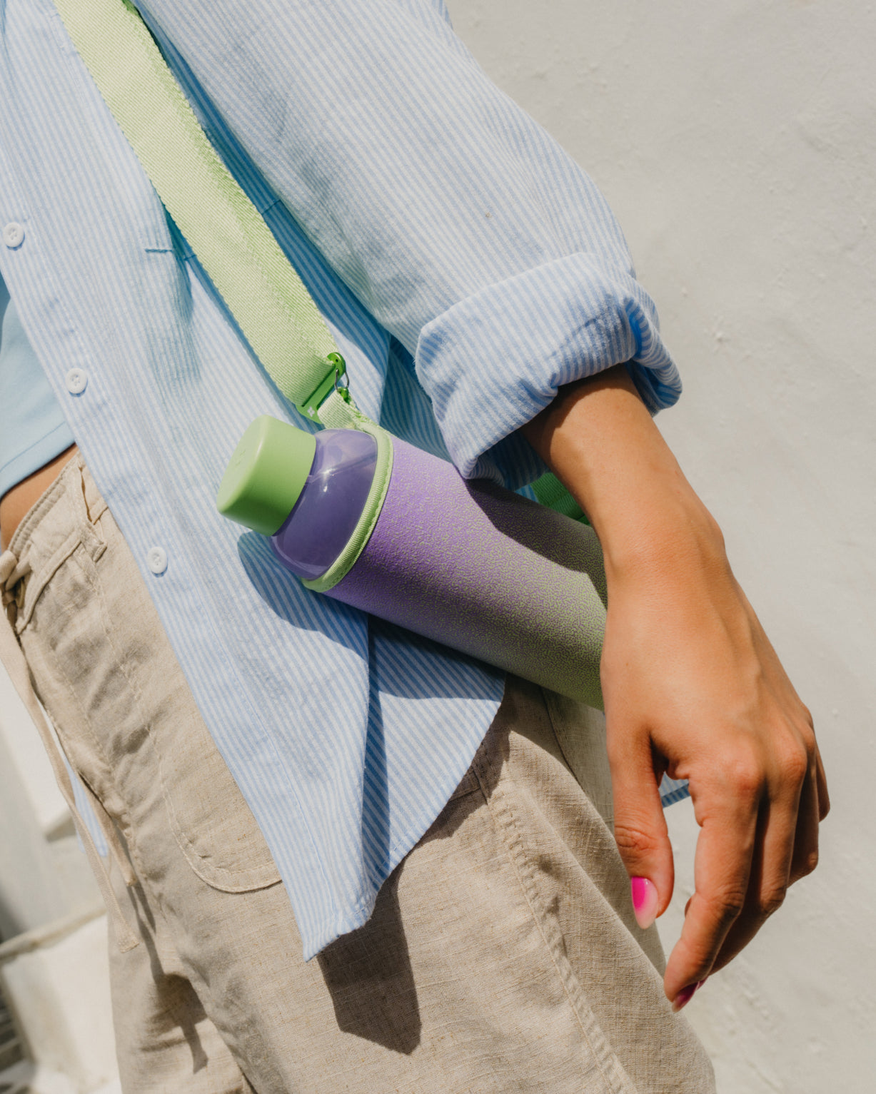 Person holding the Summer Glass bottle, a high-quality borosilicate glass bottle with a limited edition ombre design, ideal for pairing with waterdrop® Microdrinks.