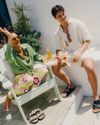 Man and woman enjoying drinks on a bench, highlighting the ICE TEA Set with flavors: LEMON, PEACH, BLUEBERRY, and RASPBERRY.